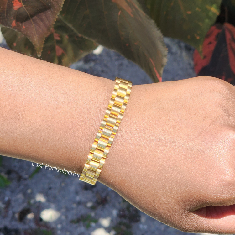 Fashionable and trendy, our 7" Maya Link Bracelet is the perfect accessory for any style. Fashioned from 100% stainless steel links, it features a lobster clasp closure and a smooth finish that is easy to maintain. Match it with anything you want! • Quality stainless steel• 18k Gold plated• Tarnish free• Hypoallergenic. Shipping from Florida. Stack braclet